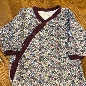 Organic cotton play romper with convertible feet; 6-12mo. VGUC.